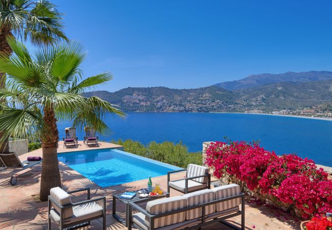 villa à La Herradura - Fabulous 4 bedroom villa with private pool and amazing views of the bay