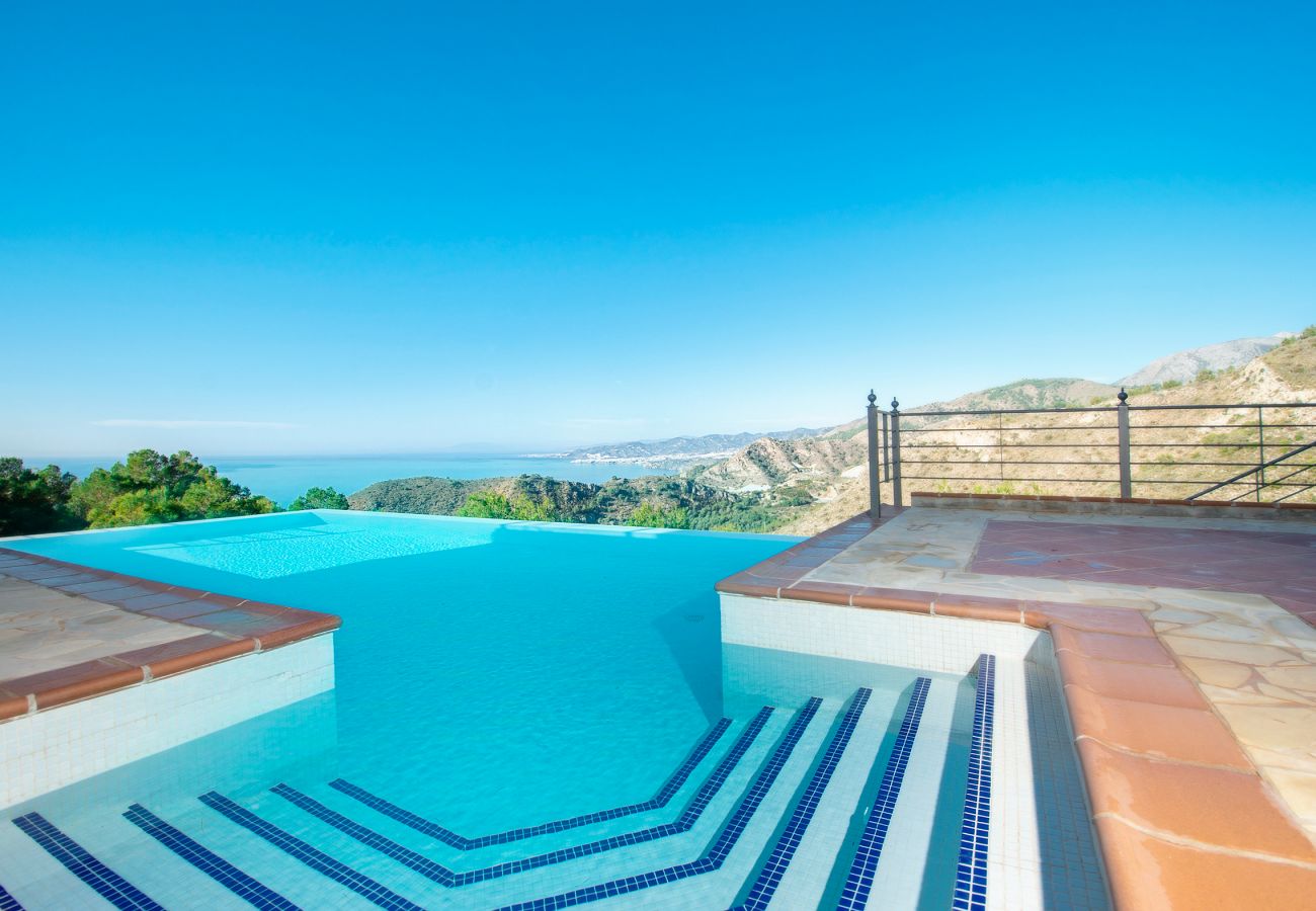 Villa à La Herradura - Villa à couper le souffle de 5 chambres, 5 salles de bains avec une vue imprenable et une piscine à débordement.