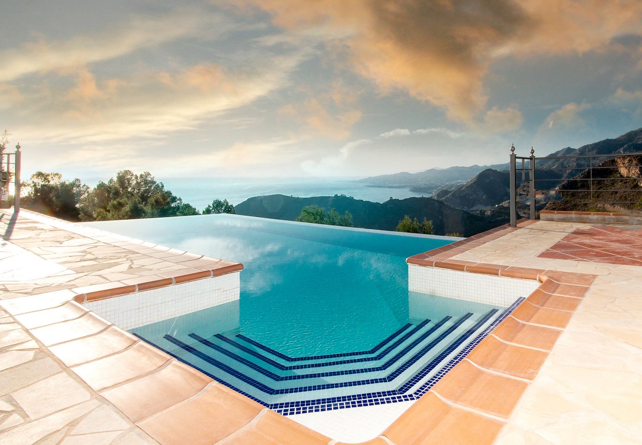 Villa à La Herradura - Villa à couper le souffle de 5 chambres, 5 salles de bains avec une vue imprenable et une piscine à débordement.