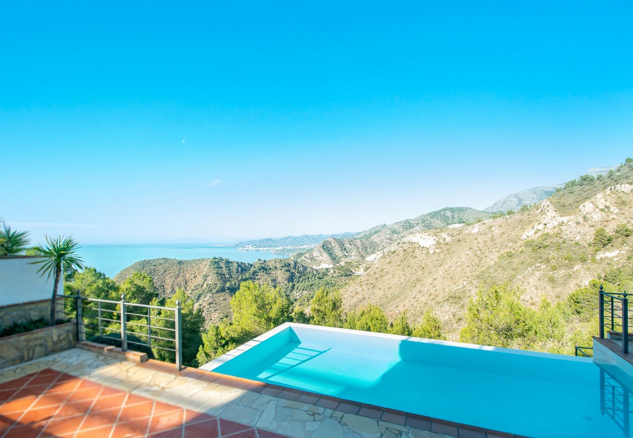 Villa à La Herradura - Villa à couper le souffle de 5 chambres, 5 salles de bains avec une vue imprenable et une piscine à débordement.