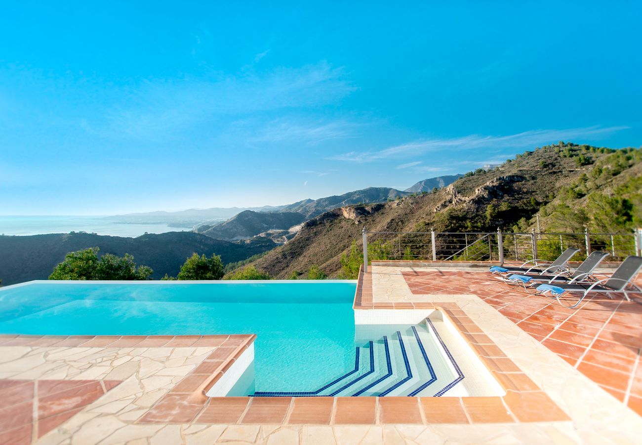 Villa à La Herradura - Villa à couper le souffle de 5 chambres, 5 salles de bains avec une vue imprenable et une piscine à débordement.