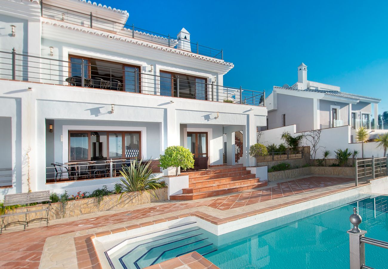 Villa à La Herradura - Villa à couper le souffle de 5 chambres, 5 salles de bains avec une vue imprenable et une piscine à débordement.