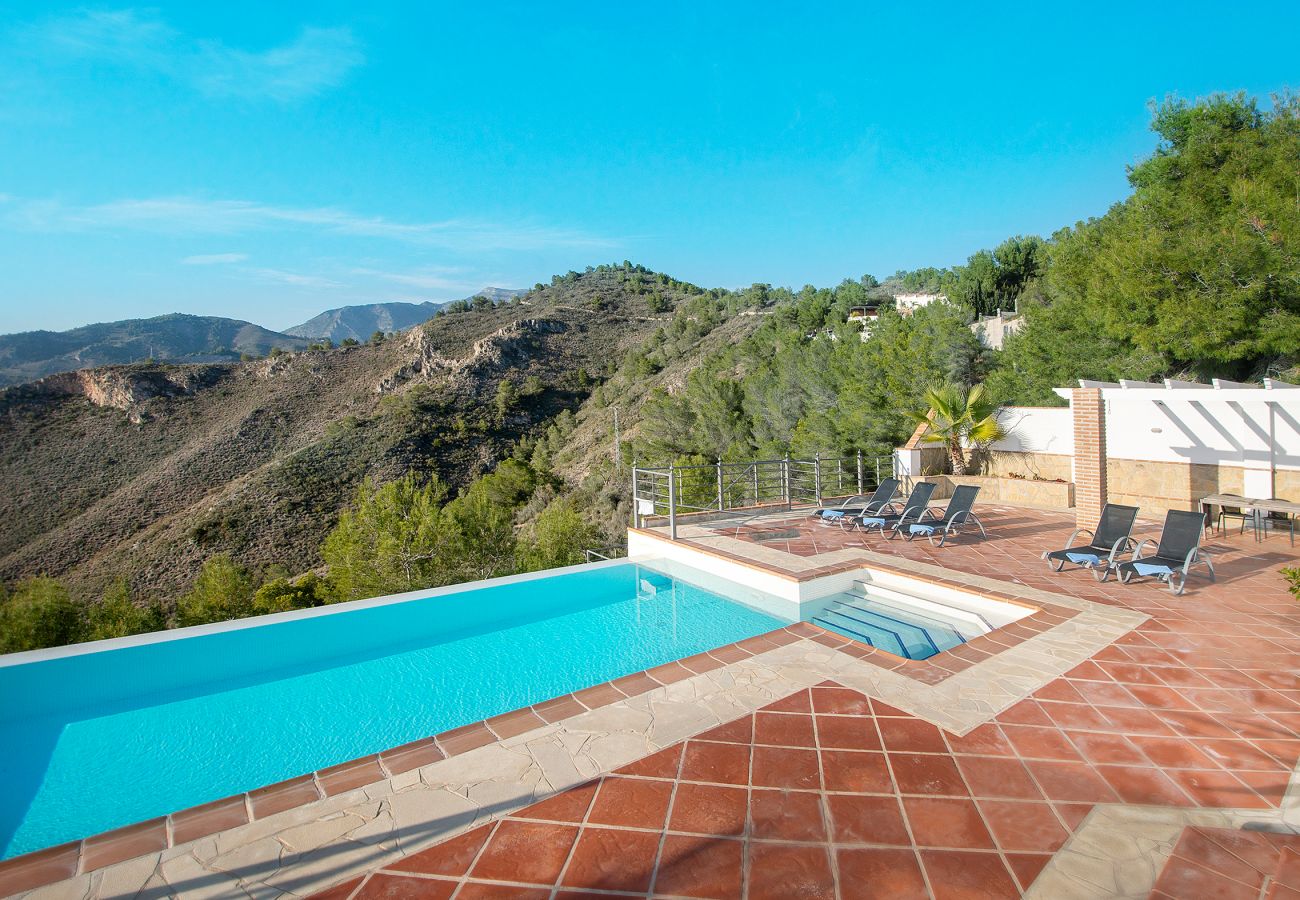 Villa à La Herradura - Villa à couper le souffle de 5 chambres, 5 salles de bains avec une vue imprenable et une piscine à débordement.