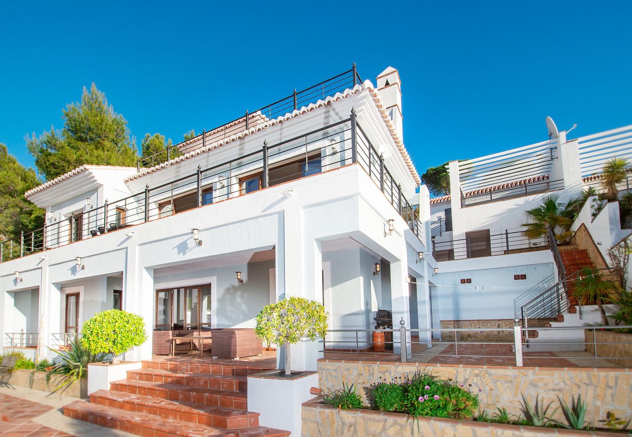 Villa à La Herradura - Villa à couper le souffle de 5 chambres, 5 salles de bains avec une vue imprenable et une piscine à débordement.