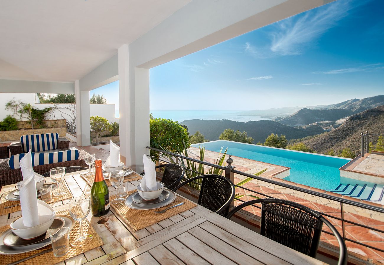 Villa à La Herradura - Villa à couper le souffle de 5 chambres, 5 salles de bains avec une vue imprenable et une piscine à débordement.
