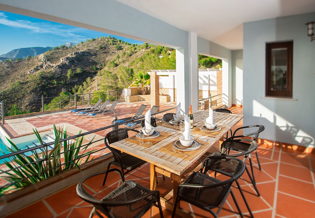 Villa à La Herradura - Villa à couper le souffle de 5 chambres, 5 salles de bains avec une vue imprenable et une piscine à débordement.