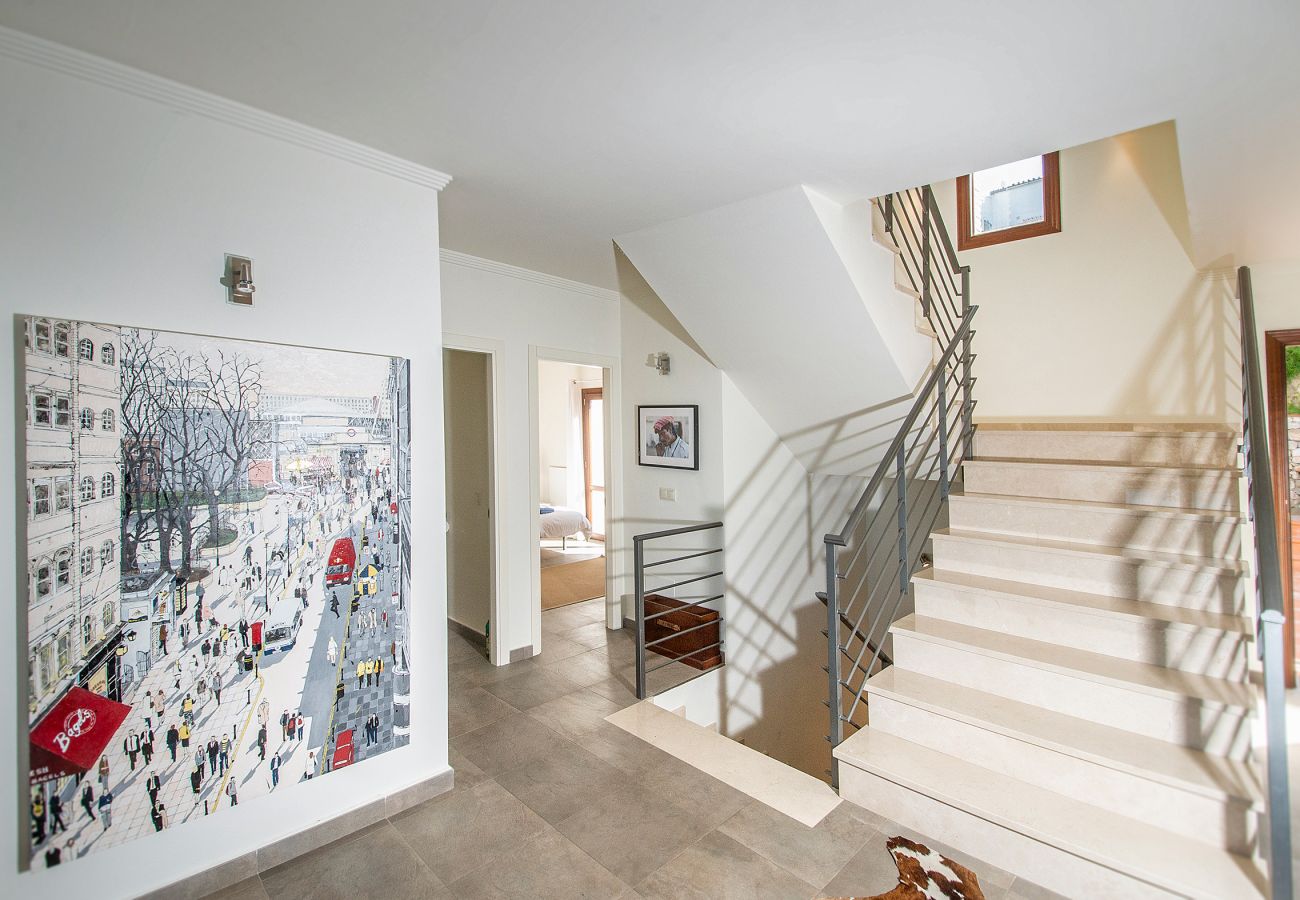 Villa à La Herradura - Villa à couper le souffle de 5 chambres, 5 salles de bains avec une vue imprenable et une piscine à débordement.