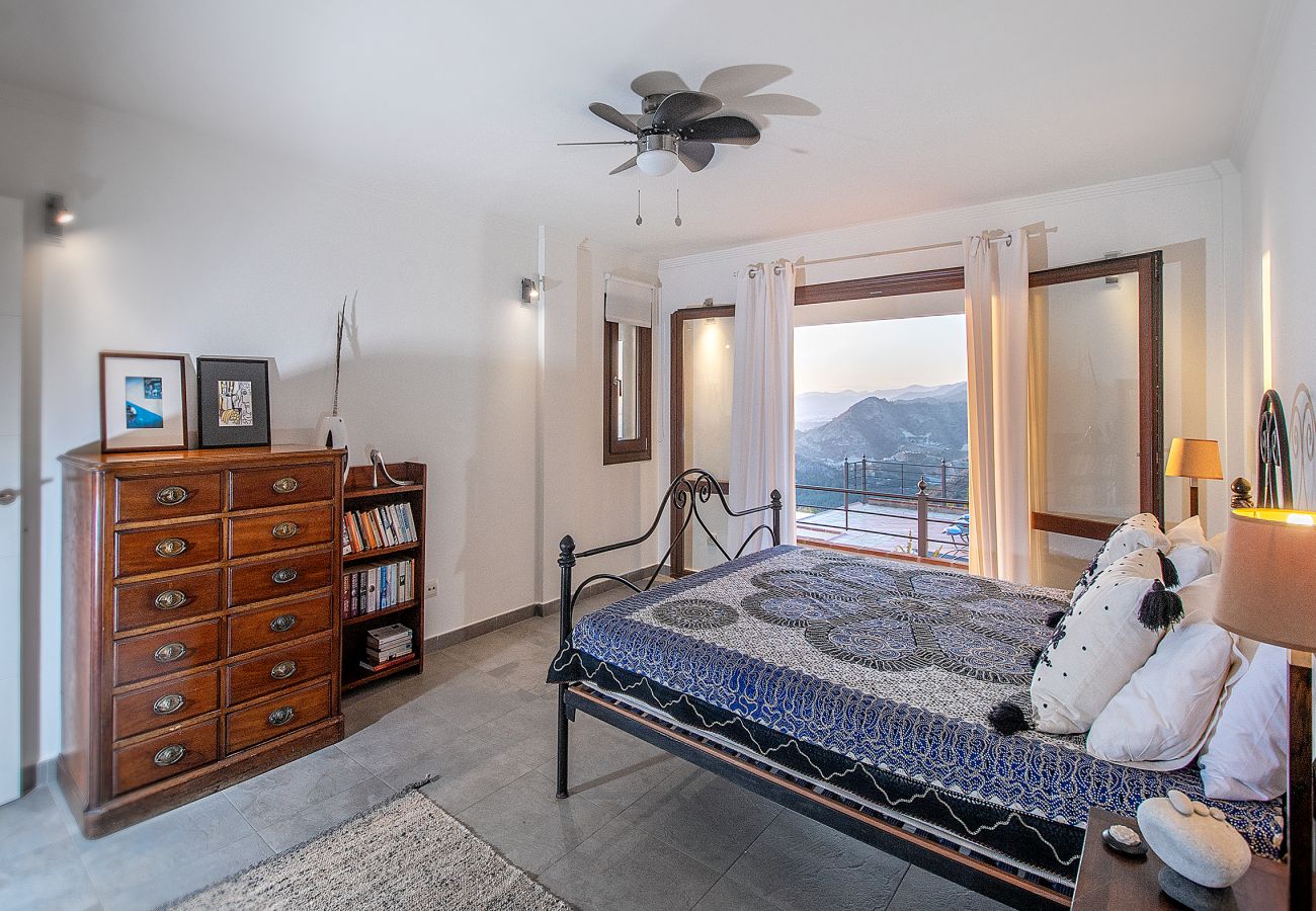 Villa à La Herradura - Villa à couper le souffle de 5 chambres, 5 salles de bains avec une vue imprenable et une piscine à débordement.