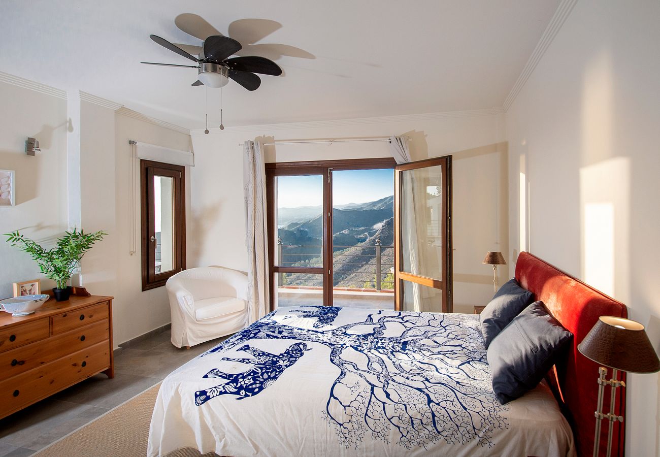 Villa à La Herradura - Villa à couper le souffle de 5 chambres, 5 salles de bains avec une vue imprenable et une piscine à débordement.