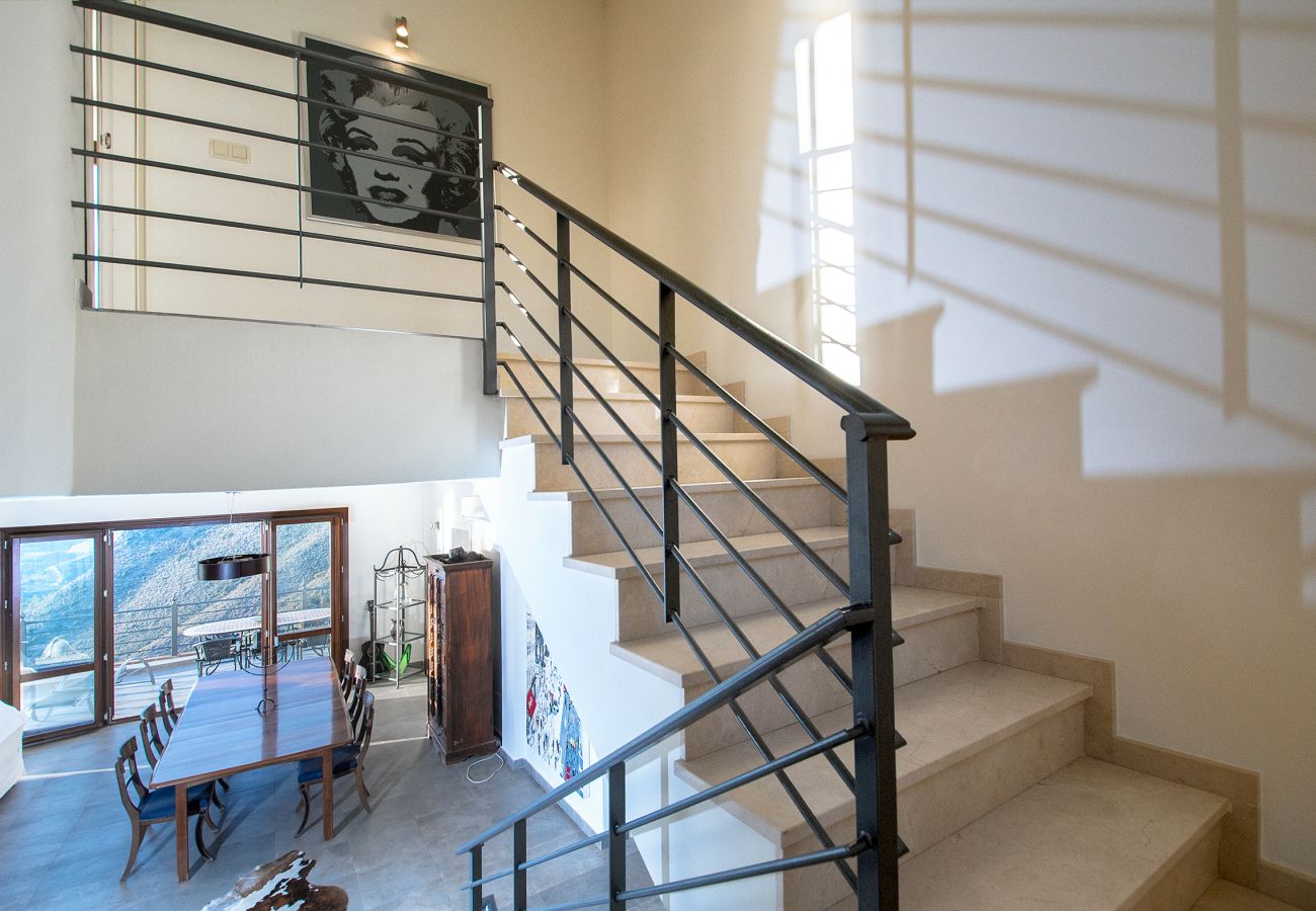 Villa à La Herradura - Villa à couper le souffle de 5 chambres, 5 salles de bains avec une vue imprenable et une piscine à débordement.