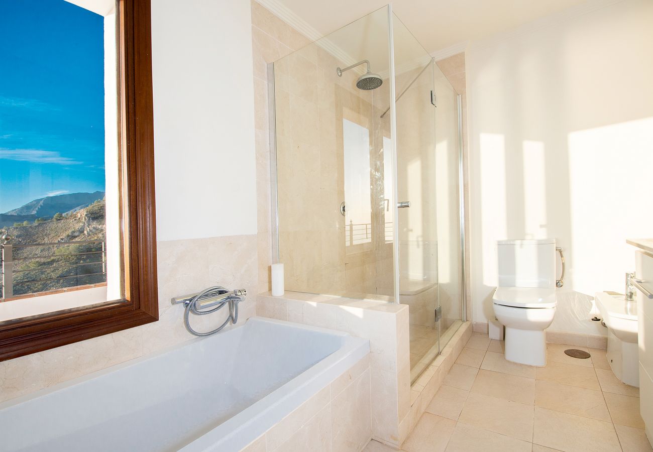Villa à La Herradura - Villa à couper le souffle de 5 chambres, 5 salles de bains avec une vue imprenable et une piscine à débordement.