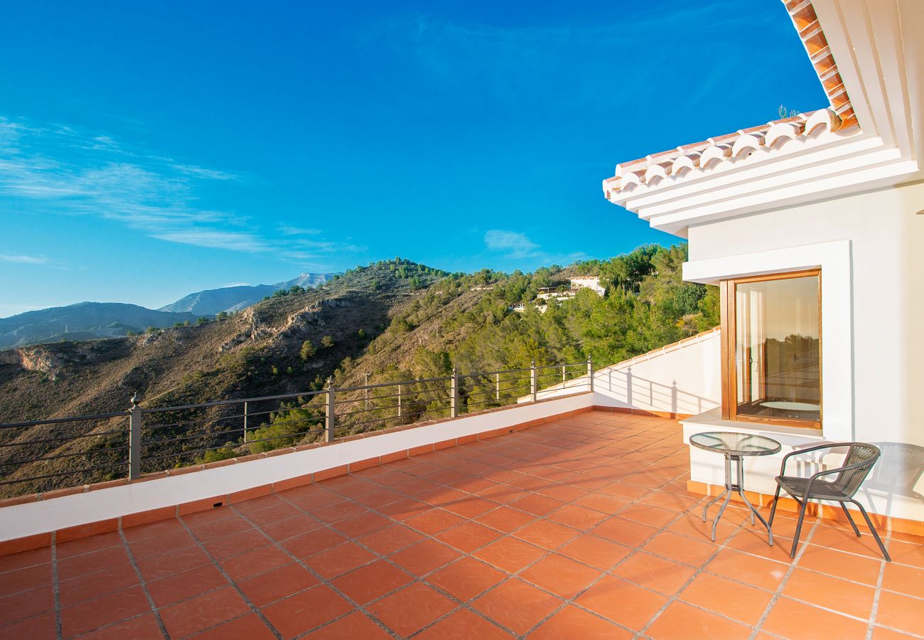 Villa à La Herradura - Villa à couper le souffle de 5 chambres, 5 salles de bains avec une vue imprenable et une piscine à débordement.