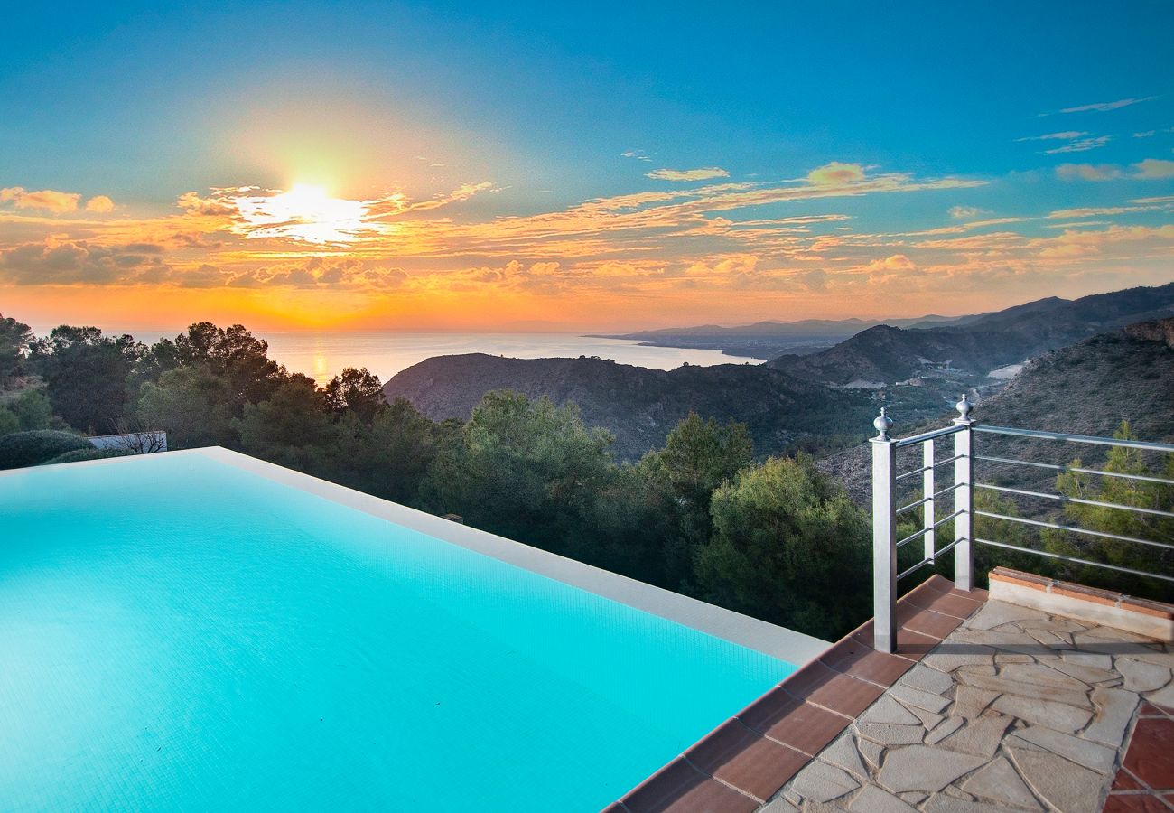 Villa à La Herradura - Villa à couper le souffle de 5 chambres, 5 salles de bains avec une vue imprenable et une piscine à débordement.