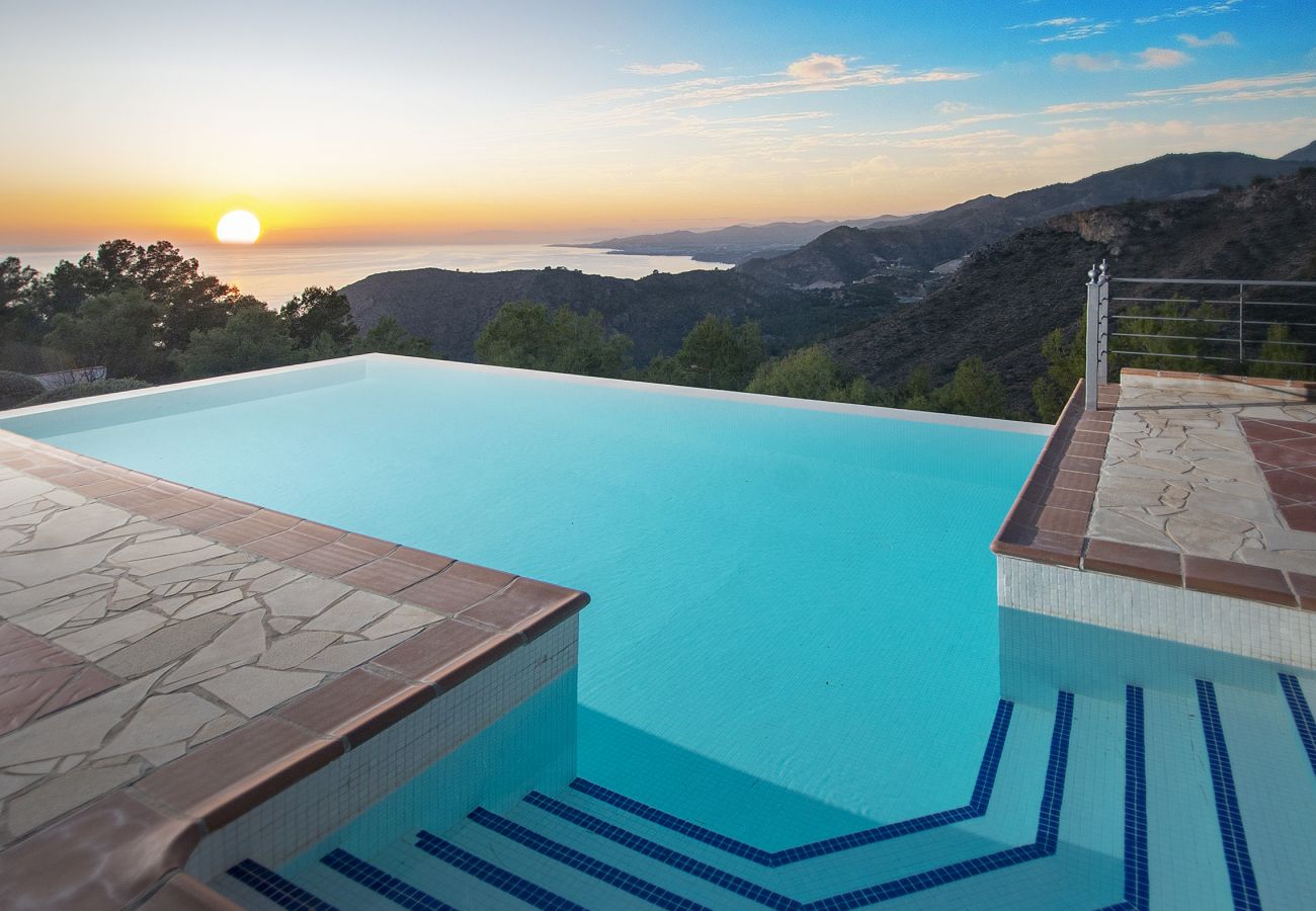 Villa à La Herradura - Villa à couper le souffle de 5 chambres, 5 salles de bains avec une vue imprenable et une piscine à débordement.