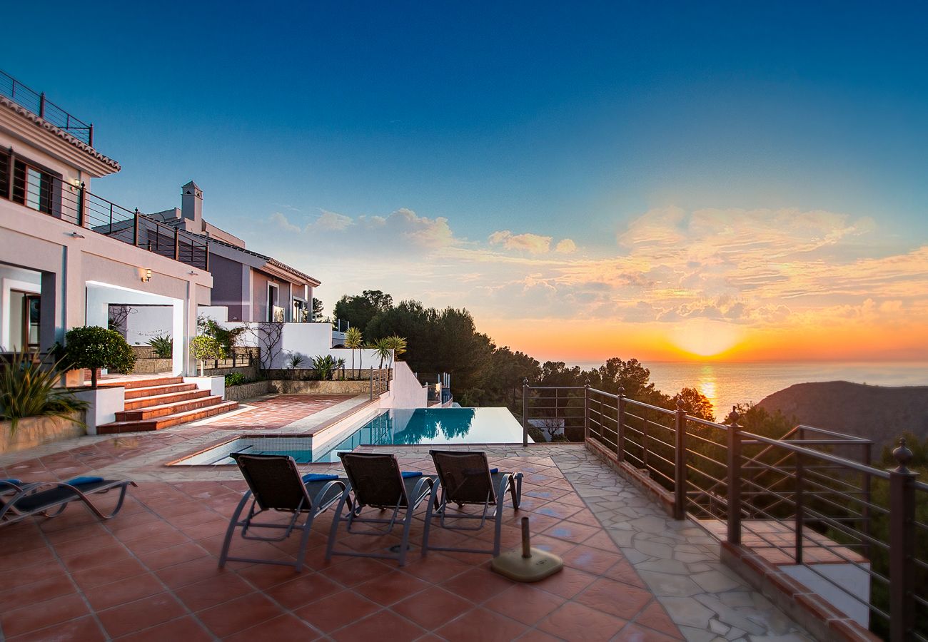Villa à La Herradura - Villa à couper le souffle de 5 chambres, 5 salles de bains avec une vue imprenable et une piscine à débordement.