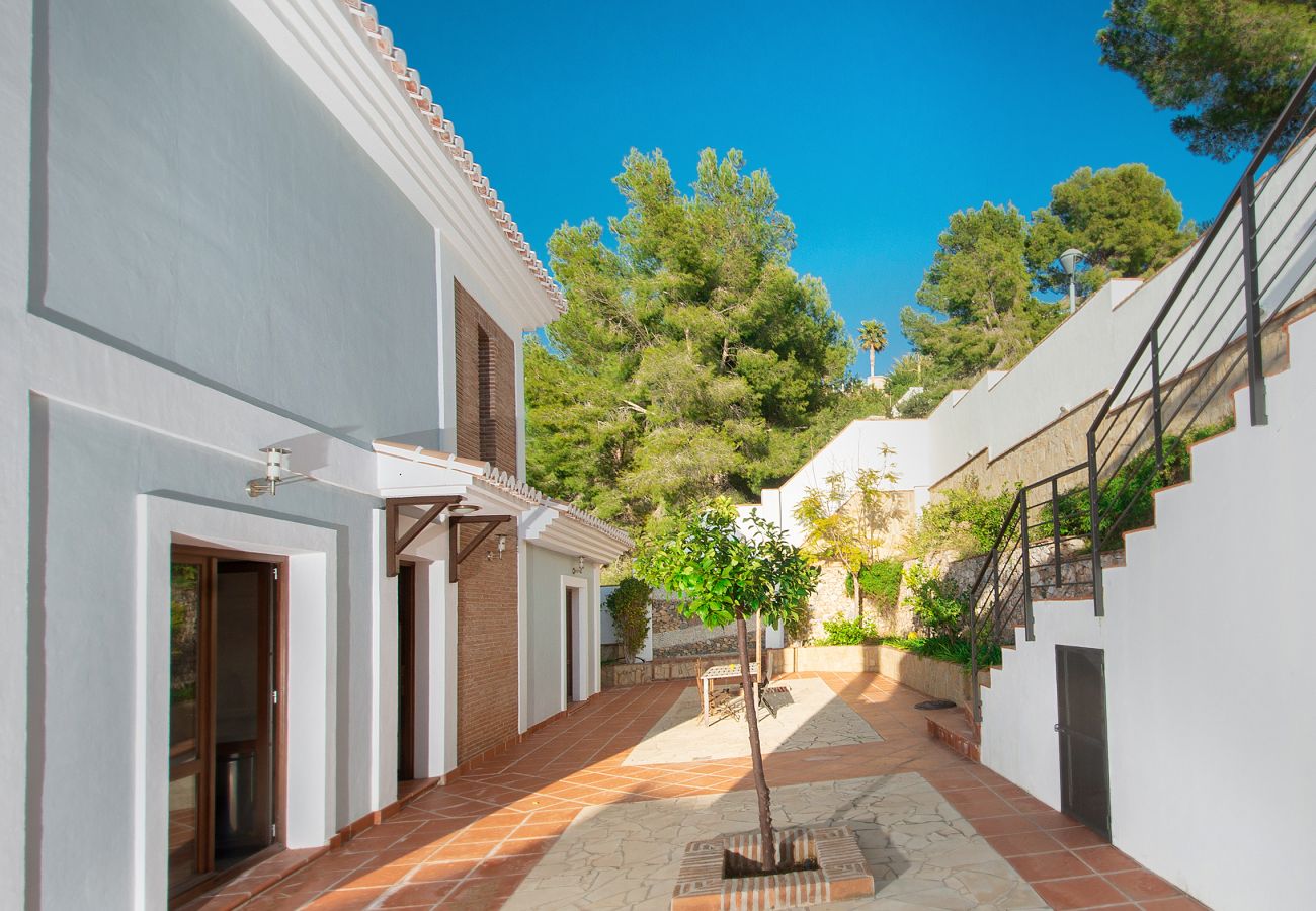 Villa à La Herradura - Villa à couper le souffle de 5 chambres, 5 salles de bains avec une vue imprenable et une piscine à débordement.