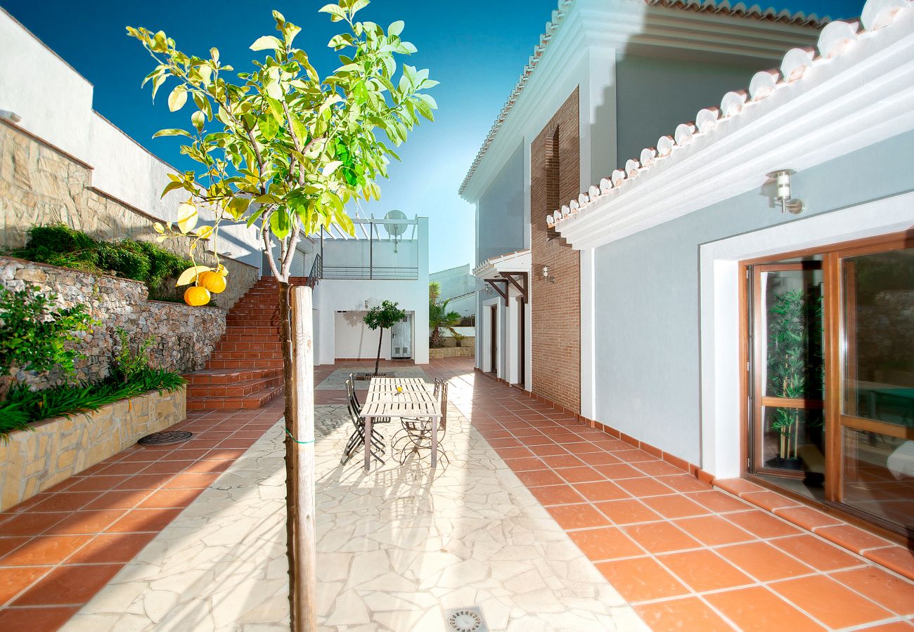 Villa à La Herradura - Villa à couper le souffle de 5 chambres, 5 salles de bains avec une vue imprenable et une piscine à débordement.