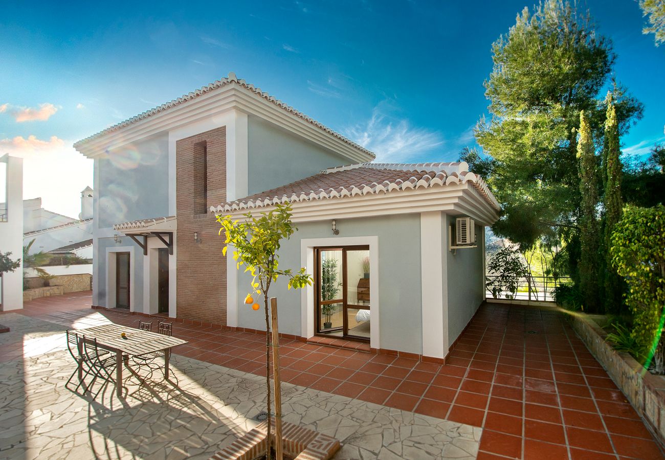 Villa à La Herradura - Villa à couper le souffle de 5 chambres, 5 salles de bains avec une vue imprenable et une piscine à débordement.