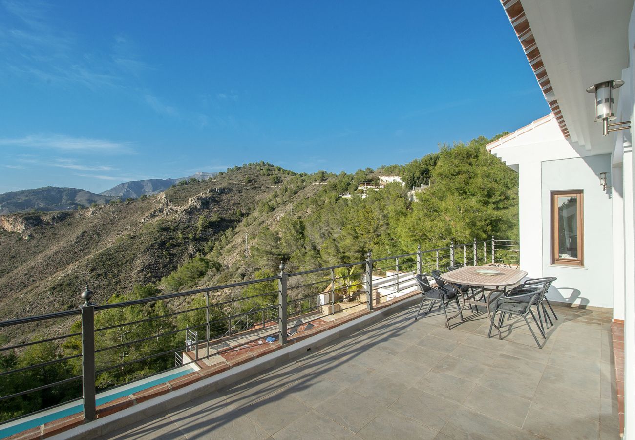 Villa à La Herradura - Villa à couper le souffle de 5 chambres, 5 salles de bains avec une vue imprenable et une piscine à débordement.