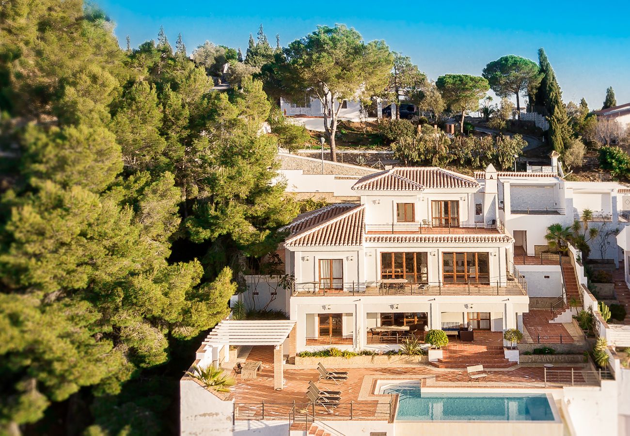 Villa à La Herradura - Villa à couper le souffle de 5 chambres, 5 salles de bains avec une vue imprenable et une piscine à débordement.