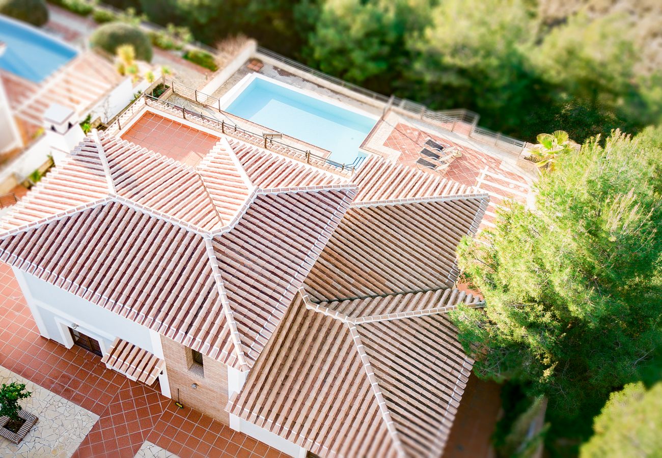 Villa à La Herradura - Villa à couper le souffle de 5 chambres, 5 salles de bains avec une vue imprenable et une piscine à débordement.