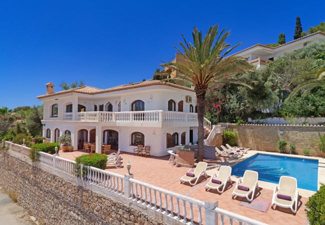 Villa à La Herradura - Belle maison espagnole traditionnelle de 6 chambres avec une vue imprenable et une piscine privée chauffée