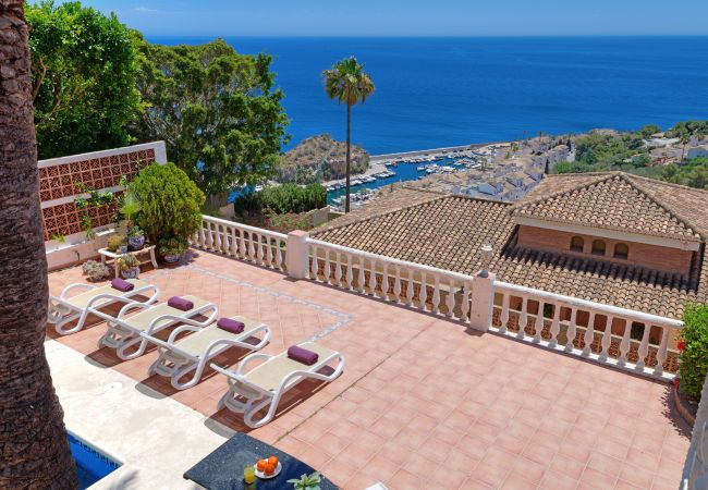 Villa à La Herradura - Belle maison espagnole traditionnelle de 6 chambres avec une vue imprenable et une piscine privée chauffée