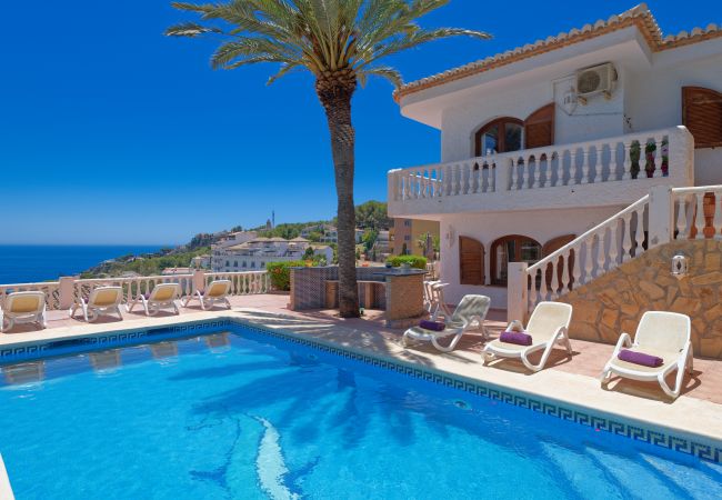 Villa à La Herradura - Belle maison espagnole traditionnelle de 6 chambres avec une vue imprenable et une piscine privée chauffée
