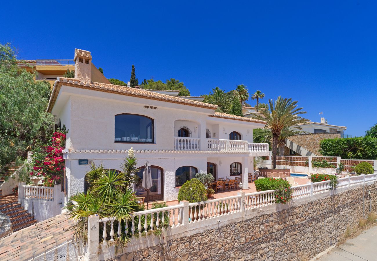 Villa à La Herradura - Belle maison espagnole traditionnelle de 6 chambres avec une vue imprenable et une piscine privée chauffée à l'énergie solaire