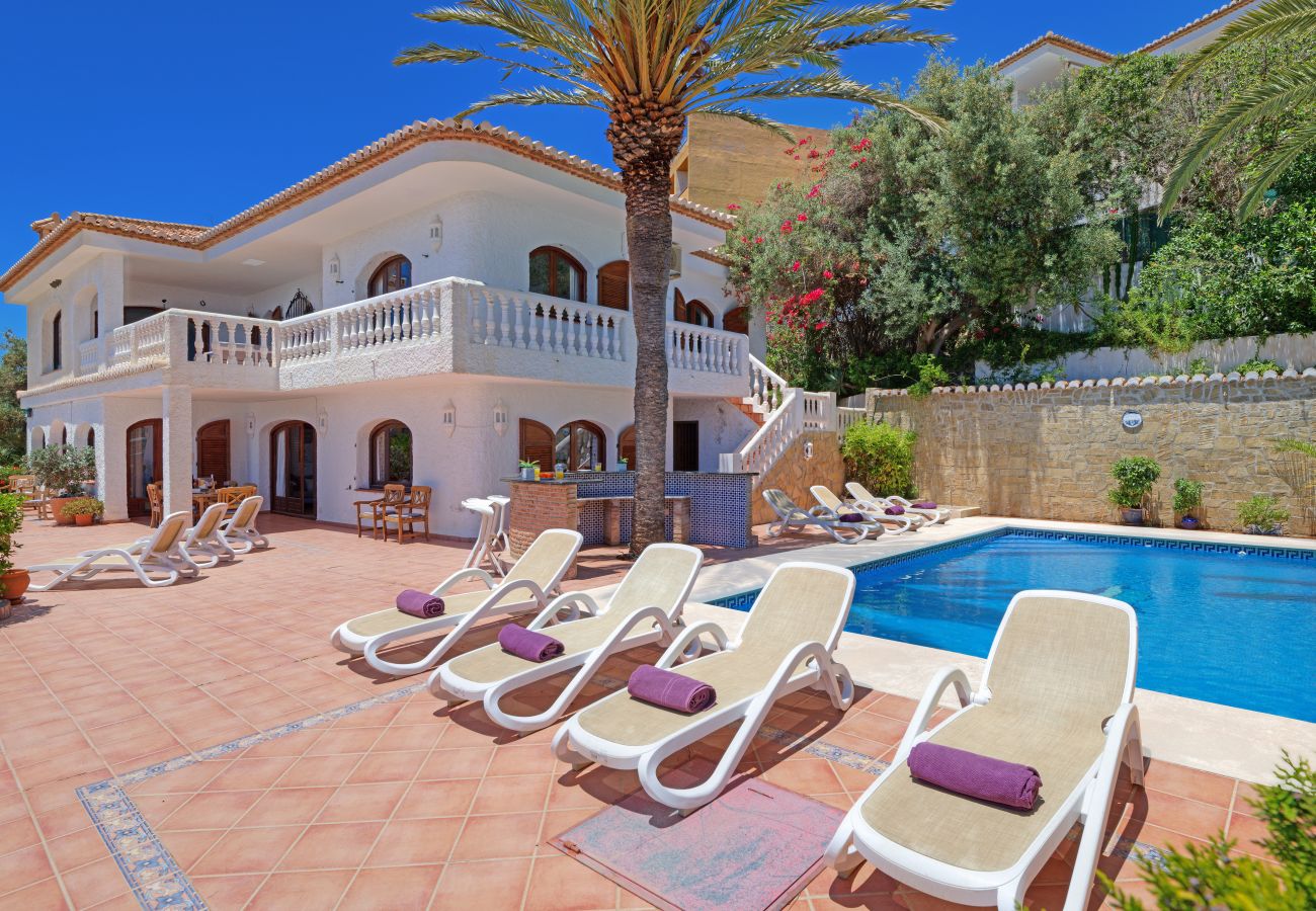 Villa à La Herradura - Belle maison espagnole traditionnelle de 6 chambres avec une vue imprenable et une piscine privée chauffée