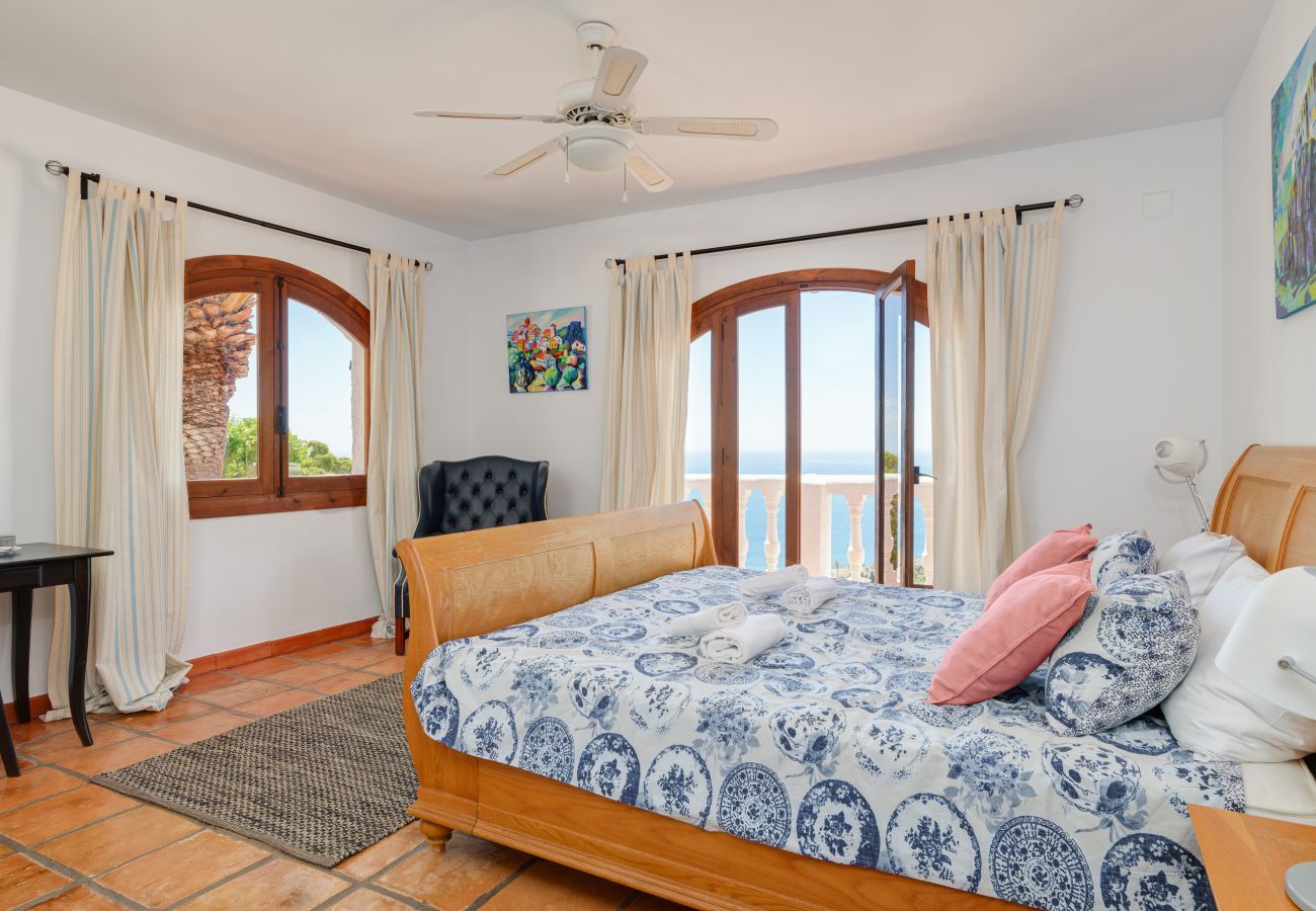 Villa à La Herradura - Belle maison espagnole traditionnelle de 6 chambres avec une vue imprenable et une piscine privée chauffée