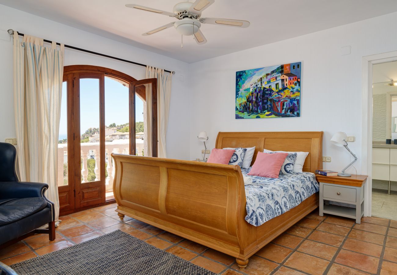 Villa à La Herradura - Belle maison espagnole traditionnelle de 6 chambres avec une vue imprenable et une piscine privée chauffée