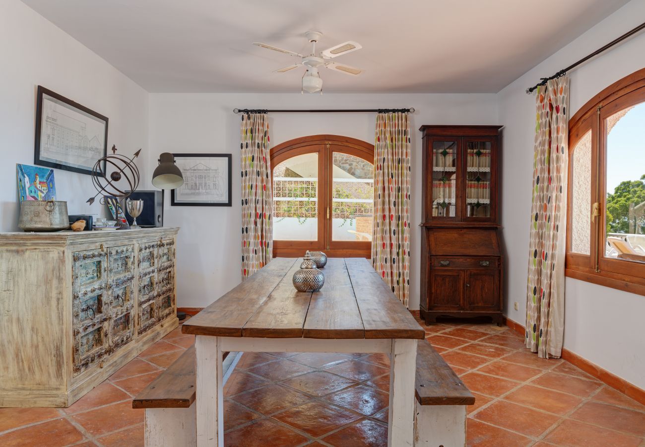 Villa à La Herradura - Belle maison espagnole traditionnelle de 6 chambres avec une vue imprenable et une piscine privée chauffée
