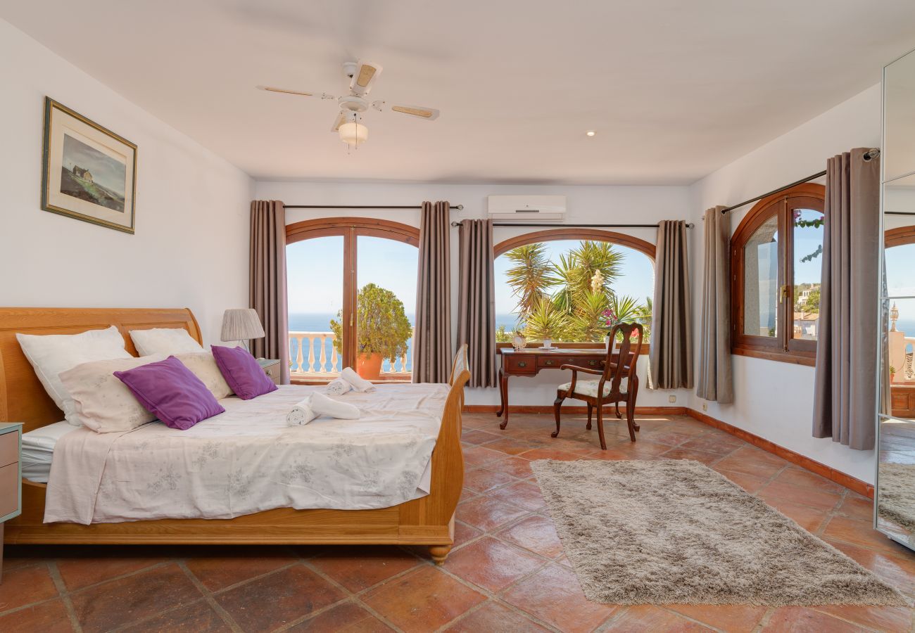 Villa à La Herradura - Belle maison espagnole traditionnelle de 6 chambres avec une vue imprenable et une piscine privée chauffée à l'énergie solaire