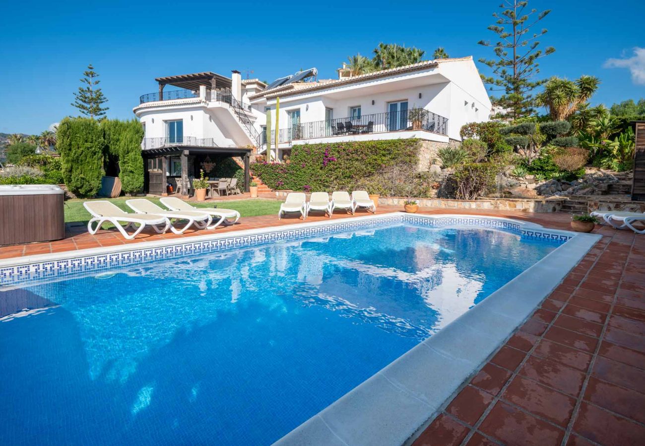 Villa à Almuñecar - Villa de luxe de 8 chambres, 5 salles de bains avec vue imprenable et piscine privée et jardins
