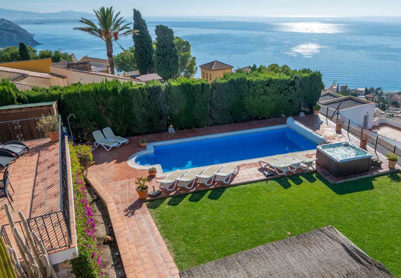 Villa à Almuñecar - Villa de luxe de 8 chambres, 5 salles de bains avec vue imprenable et piscine privée et jardins