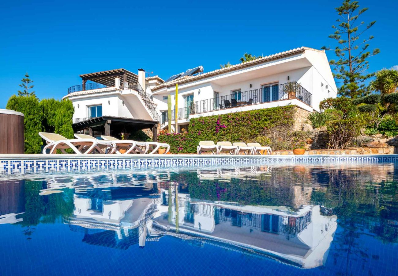 Villa à Almuñecar - Villa de luxe de 8 chambres, 5 salles de bains avec vue imprenable et piscine privée et jardins
