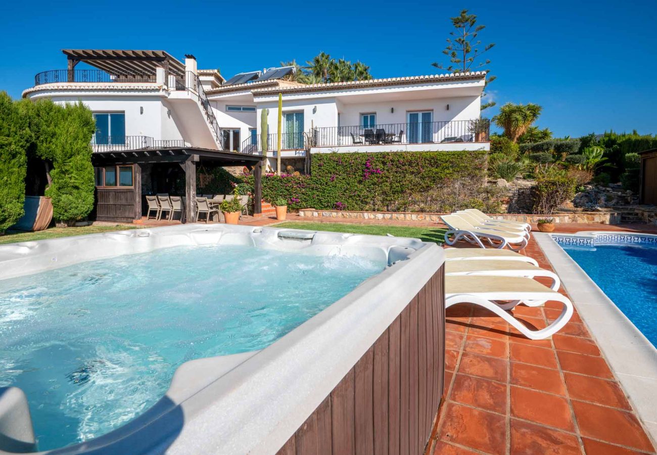 Villa à Almuñecar - Villa de luxe de 8 chambres, 5 salles de bains avec vue imprenable et piscine privée et jardins