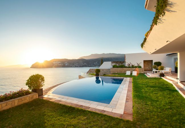 Villa à La Herradura - Incroyable villa de luxe de 7 chambres sur la falaise sur la mer avec piscine privée, sauna et jacuzzi