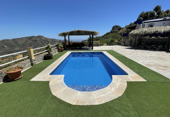 villa à La Herradura - Charmante villa de 2 lits avec piscine privée et vue imprenable.