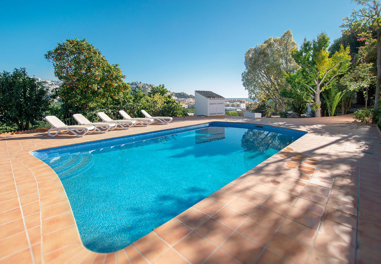 Villa à Almuñecar - Superbe villa de 6 lits avec piscine privée et vue sur la mer.