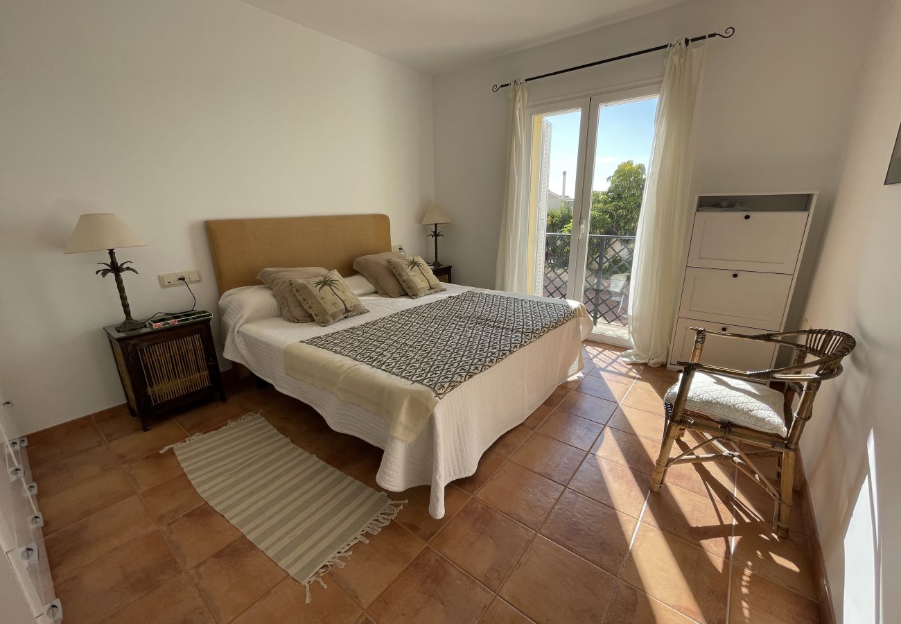 Maison à La Herradura - Preciosa casa de tres dormitorios con piscina comunitaria y vistas